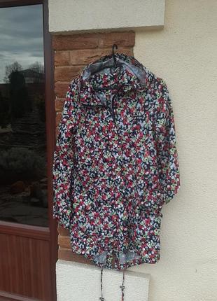 Практична вітровка дощовик з капюшоном  ьа кишенями..швейцарія.