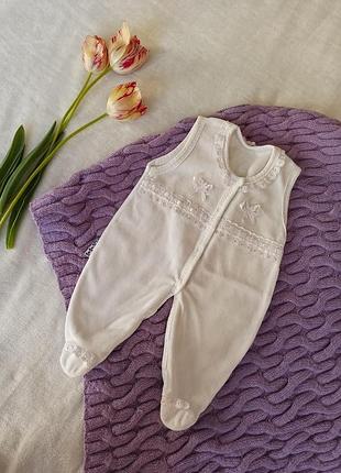 Велюровые кружевные ползунки на 0-3-4 мес.