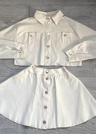 Комплект из короткого пиджака и юбки на кнопках