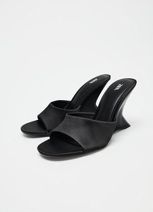 Асимметричные босоножки на танкетке zara