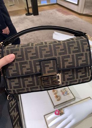 Стильная коричневая брендовая сумка багет monogram