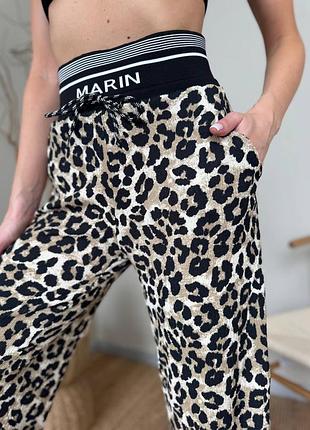 Женские брюки с акцентным поясом свободного кроя.        205