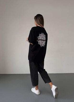 Женская футболка оверсайз с принтом на спине длинная с круглым вырезом2 фото