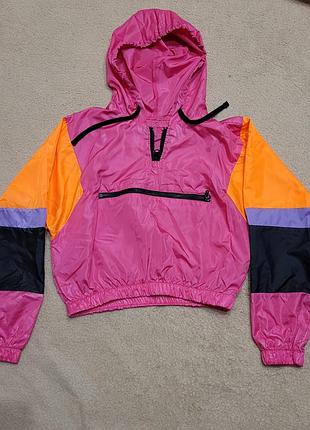 Стильная яркая укороченная ветровка