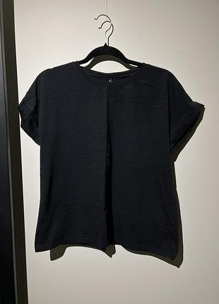 Базова чорна футболка