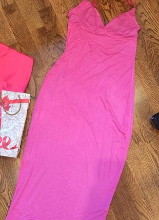 Яркое розовое платье