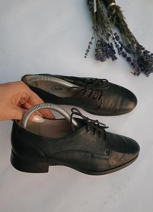 Кожаные классические базовые туфли clarks на низком ходу