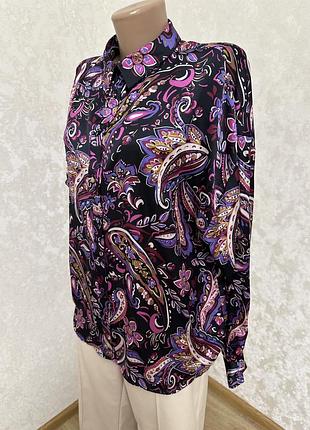 Стильная атласная рубашка в интересный принт2 фото