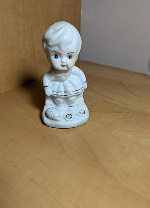 Девочка с ежиком фарфора