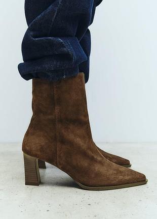 Zara шикарные шоколадные казаки замш ботинки