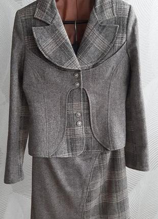 Женский костюм с юбкой, серого цвета