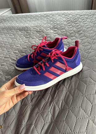 Спортивні кросівки adidas