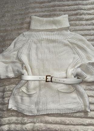 Білий молочний светр з карманами