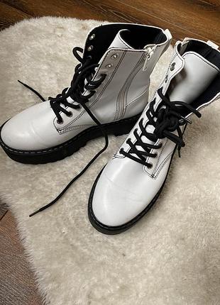 Белые ботинки