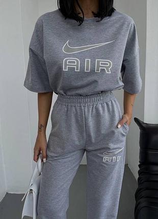Женский спортивный костюм