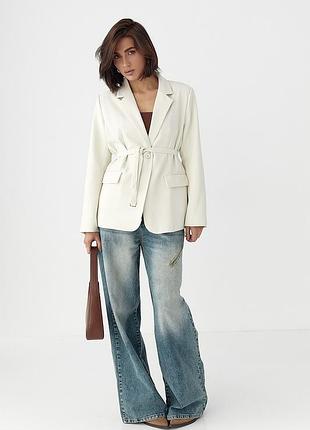 Класичний однотонний жакет із поясом