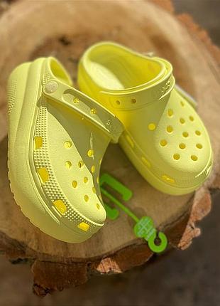 Детские кроксы сабо на платформе classic cutie clog sulphur crocs детские на платформе