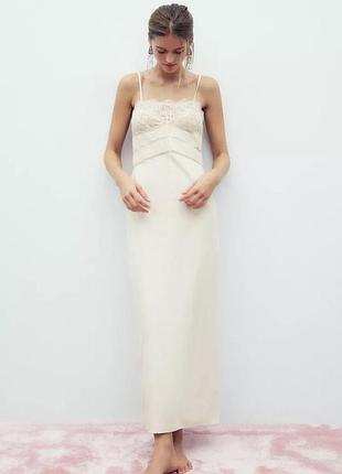 Кружевное платье средней длины с бантом