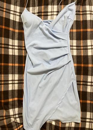 Блакитна сукня