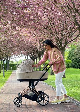 Универсальная коляска cybex 3 в 1 priam lux simply flowers beige (шаси rose gold)