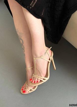 Бежеві босоніжки