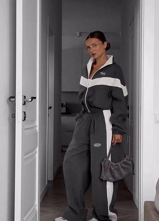 Женский костюм двойка из плащёвки оверсайз с карманами на молнии на манжетах свободного кроя батал