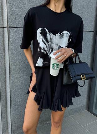 Женская футболка с принтом корсет оверсайз свободного кроя круглый вырез короткие рукава