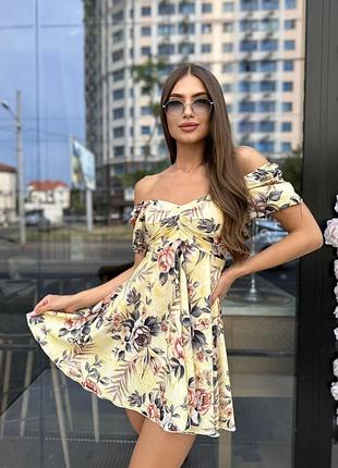 Сукня з відкритими плечима