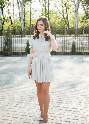 Нюдова романтична сукня бежева світла міні з поясом з коротким рукавом пліссе приталене