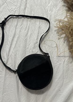 Сумочка круглая маленькая с длинной ручкой