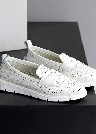 Білі мокасини