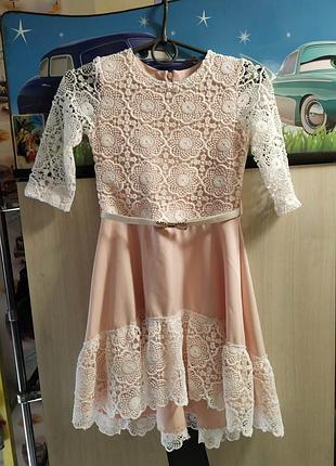 Нарядне плаття персикового кольору з білим мереживом для дівчинки на 8-9 років, зріст 128-134 см