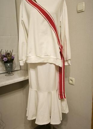 Костюм белый с красным стильным юбкой кофта юбка