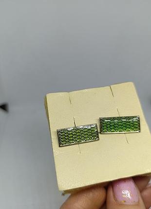 Запонки с зеленым верхом.