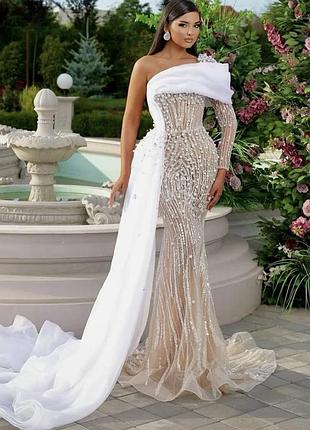 Бежево-срібна сукня з паєтками, з шлейфом драпіруванням та білим шлейфом – вишукане вечірнє плаття з мерехтливим оздобленням, асиметричний верх.