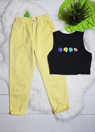 Майка с смайликами и джинсы яркого цвета