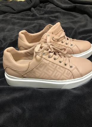 Кожаные кроссовки guess.