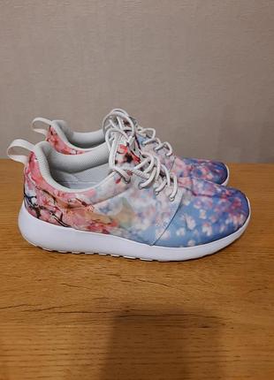 Женские кроссовки