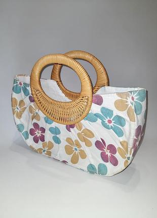 Жіноча бавовняна сумка з ручками із натурального ротанга.