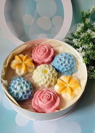 Большая мыльная коробка с розами, гортензиями, плюмериями и жесткой на подарок
