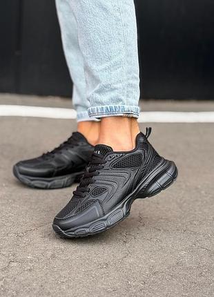 Кросівки жіночі