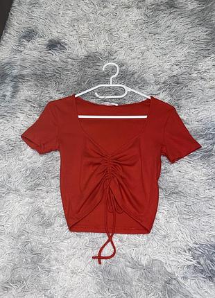 Красный топ с вырезом на грудь и завязкой