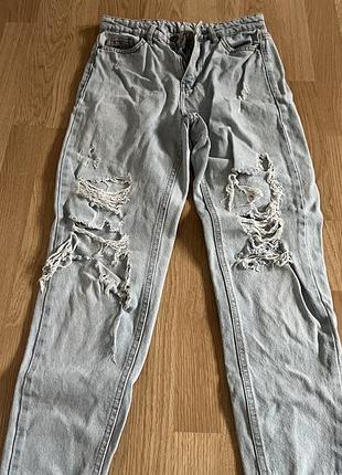 Рваные джинсы мом