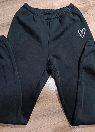 Середньої теплості штани, чорні, з малюнком серця