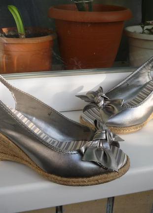 Легкі,зручні босоніжки.