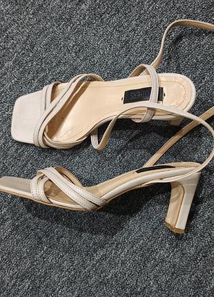 Босоніжки на підборах  37р the other shoes