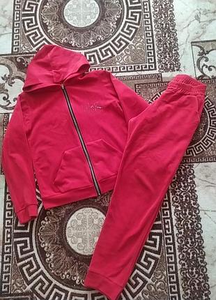 Спортивний костюм на дівчину