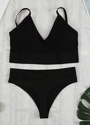 Базовый комплект нижнего белья черного цвета топ и трусы стринги