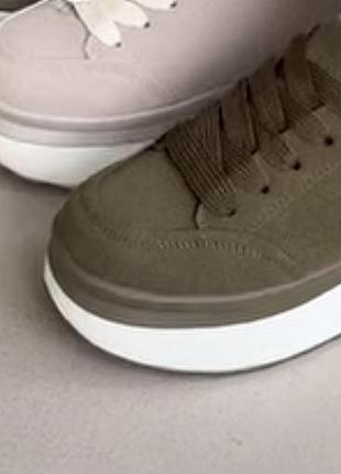 Кроссовки женские