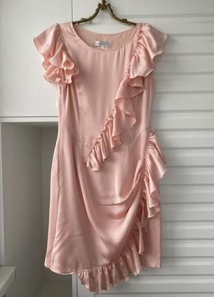 Розовое платье с воланами женственное короткое атласное платье